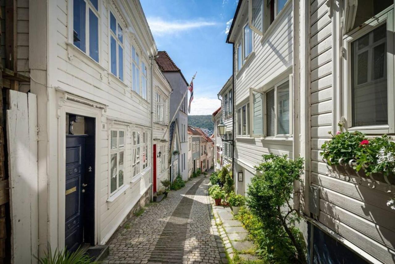 Dinbnb Apartments I Historical Two-Floor Apartment With Rooftop Panorama I 1645 Heritage Bergen Bagian luar foto