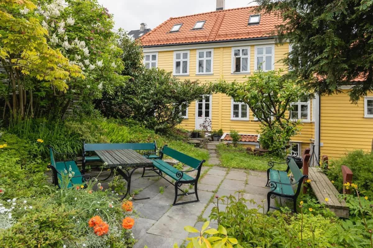 Dinbnb Apartments I Historical Two-Floor Apartment With Rooftop Panorama I 1645 Heritage Bergen Bagian luar foto