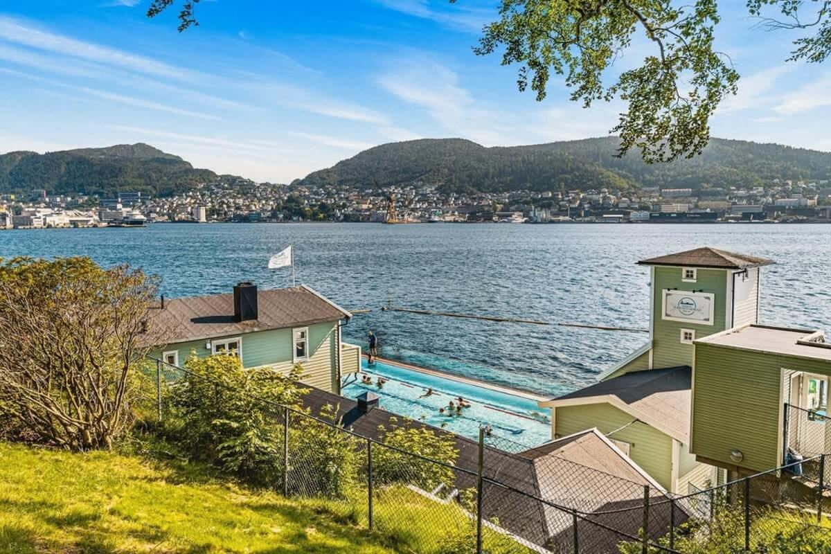 Dinbnb Apartments I Historical Two-Floor Apartment With Rooftop Panorama I 1645 Heritage Bergen Bagian luar foto