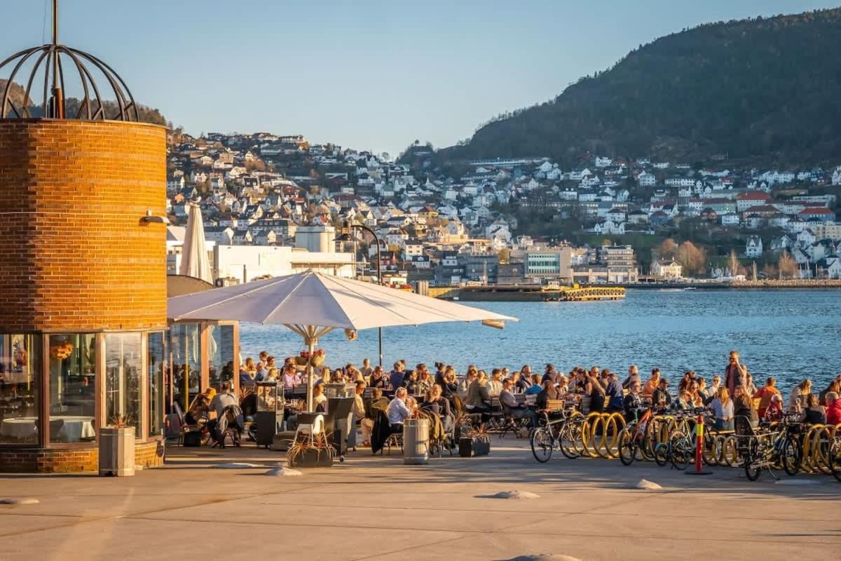 Dinbnb Apartments I Historical Two-Floor Apartment With Rooftop Panorama I 1645 Heritage Bergen Bagian luar foto